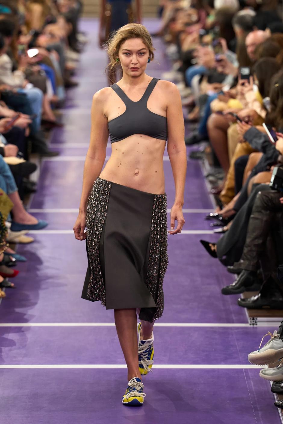 Gigi Hadid, en el desfile de Miu Miu en la Paris Fashion Week