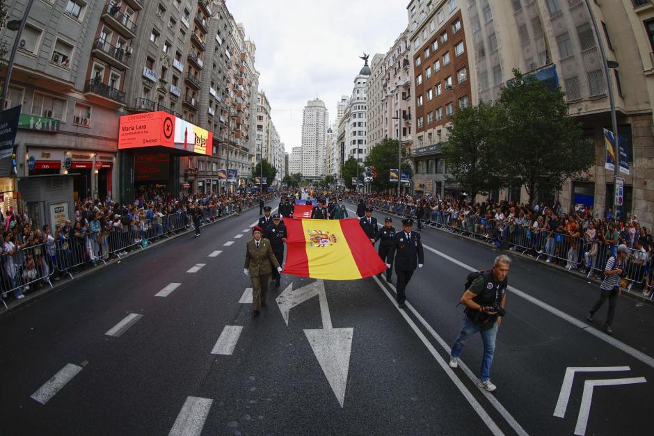 MADRID, 04/10/2026.- Un momento de la cabalgata del festival Hispanidad 2026, organizado por la Comunidad de Madrid, este domingo en la capital desde plaza de España hasta la confluencia de Gran Vía con calle Alcalá. EFE/ Rodrigo Jiménez