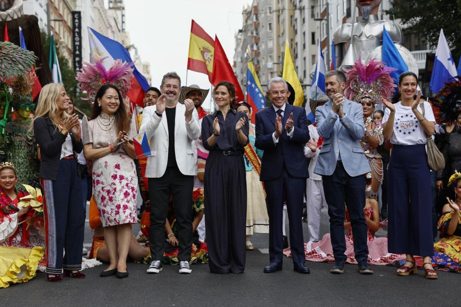 MADRID, 04/10/2026.- La presidenta de la Comunidad de Madrid, Isabel Díaz Ayuso (c) aplaude junto a otros asistentes a la cabalgata del festival Hispanidad 2026, organizado por la Comunidad de Madrid, este domingo en la capital desde plaza de España hasta la confluencia de Gran Vía con calle Alcalá. EFE/ Rodrigo Jimenez