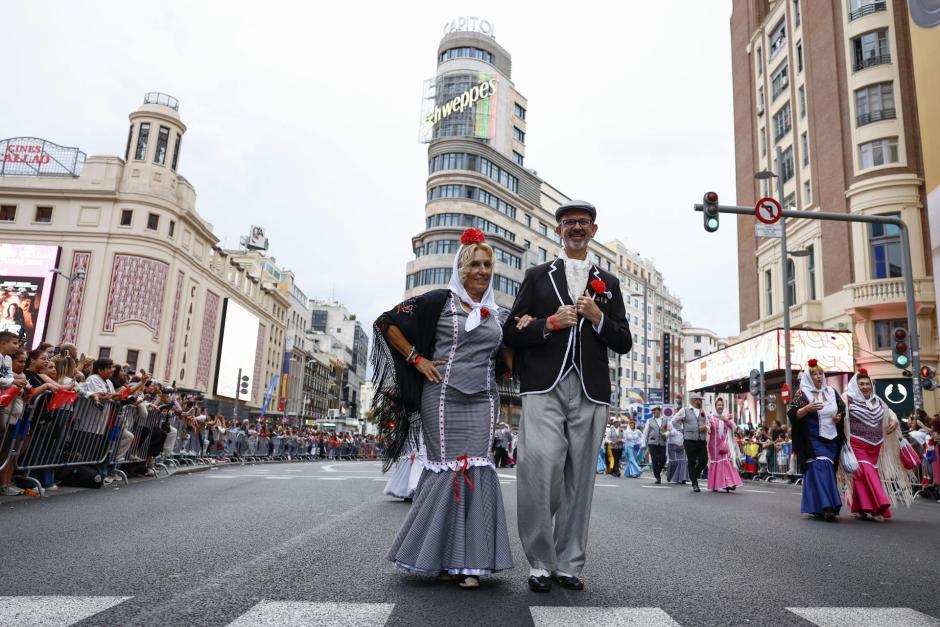 MADRID, 04/10/2026.- Un momento de la cabalgata del festival Hispanidad 2026, organizado por la Comunidad de Madrid, este domingo en la capital desde plaza de España hasta la confluencia de Gran Vía con calle Alcalá. EFE/ Rodrigo Jiménez