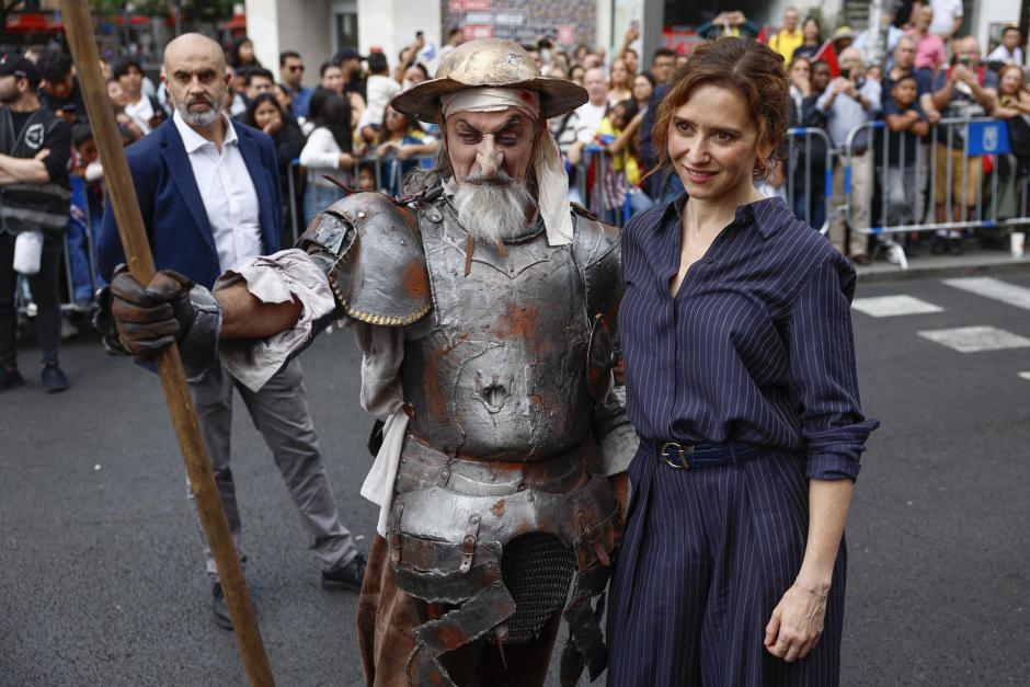 MADRID, 04/10/2026.- La presidenta de la Comunidad de Madrid, Isabel Díaz Ayuso posa con uno de los asistentes durante la cabalgata del festival Hispanidad 2026, organizado por la Comunidad de Madrid, este domingo en la capital desde plaza de España hasta la confluencia de Gran Vía con calle Alcalá. EFE/ Rodrigo Jiménez