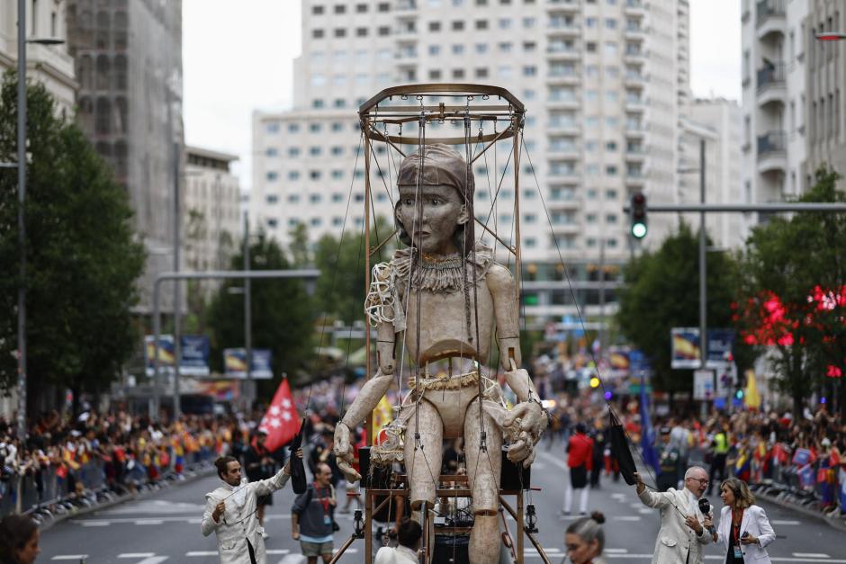 MADRID, 04/10/2026.- Un momento de la cabalgata del festival Hispanidad 2026, organizado por la Comunidad de Madrid, este domingo en la capital desde plaza de España hasta la confluencia de Gran Vía con calle Alcalá. EFE/ Rodrigo Jiménez