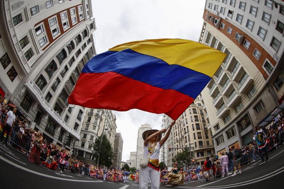 MADRID, 04/10/2026.- Un momento de la cabalgata del festival Hispanidad 2026, organizado por la Comunidad de Madrid, este domingo en la capital desde plaza de España hasta la confluencia de Gran Vía con calle Alcalá. EFE/ Rodrigo Jiménez