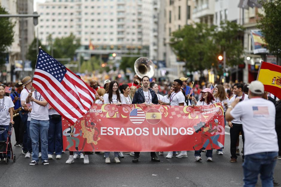 MADRID, 04/10/2026.- Representantes de Estados Unidos durante la cabalgata del festival Hispanidad 2026, organizado por la Comunidad de Madrid, este domingo en la capital desde plaza de España hasta la confluencia de Gran Vía con calle Alcalá. EFE/ Rodrigo Jiménez