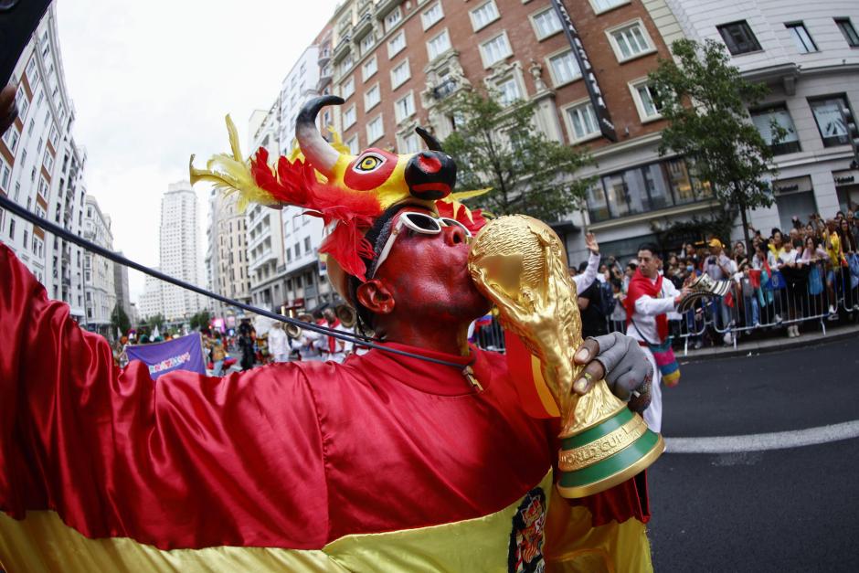 MADRID, 04/10/2026.- Un momento de la cabalgata del festival Hispanidad 2026, organizado por la Comunidad de Madrid, este domingo en la capital desde plaza de España hasta la confluencia de Gran Vía con calle Alcalá. EFE/ Rodrigo Jiménez
