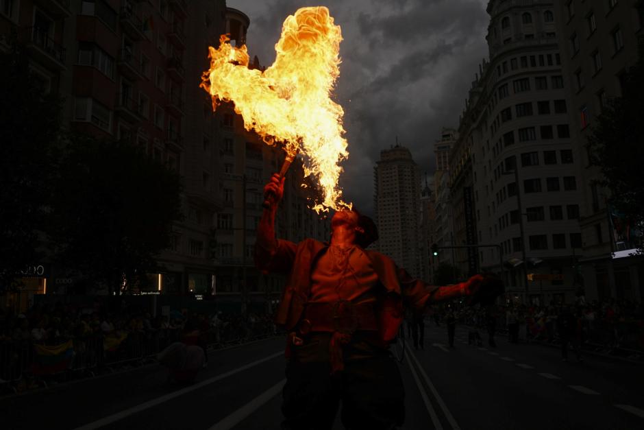 MADRID, 04/10/2026.- Un momento de la cabalgata del festival Hispanidad 2026, organizado por la Comunidad de Madrid, este domingo en la capital desde plaza de España hasta la confluencia de Gran Vía con calle Alcalá. EFE/ Rodrigo Jiménez