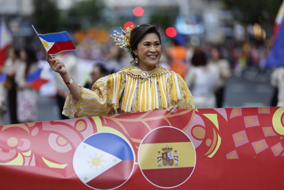 MADRID, 04/10/2026.- Una mujer ondea una bandera de Filipinas en la cabalgata del festival Hispanidad 2026, organizado por la Comunidad de Madrid, este domingo en la capital desde plaza de España hasta la confluencia de Gran Vía con calle Alcalá. EFE/ Rodrigo Jiménez