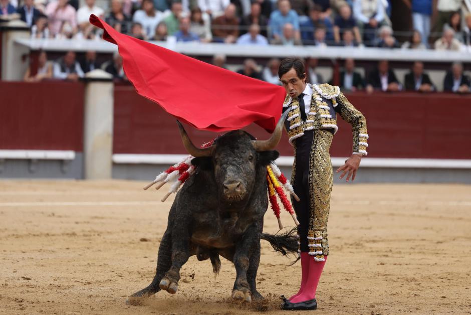 El diestro Paco Ureña toreando