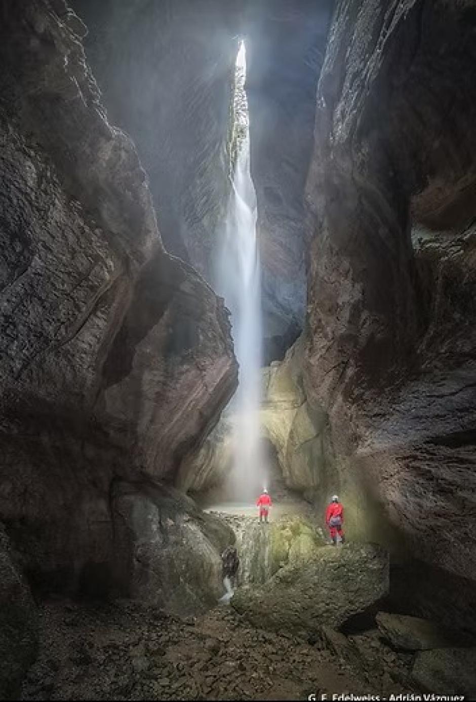 Espeleólogos en Cueva Palomera