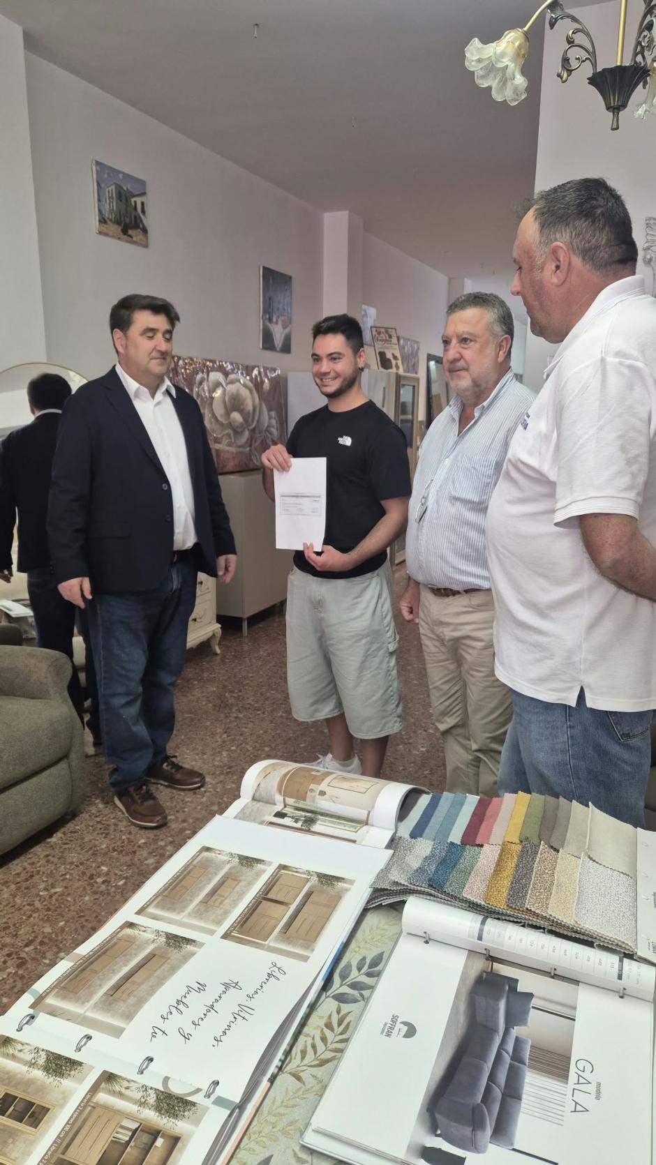 Raúl observa los planos de la casa desde su interior