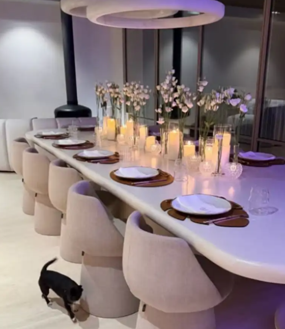 La mesa en el salón de la casa de Cristiano Ronaldo y Georgina Rodríguez