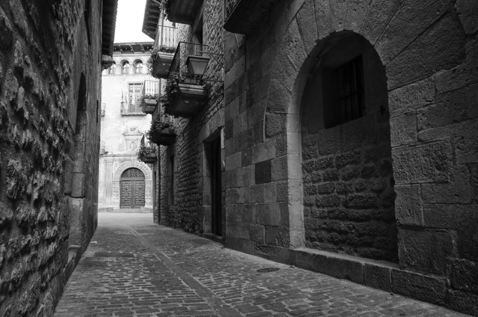 Foto en blanco y negro de una calle medieval de Sos del Rey Católico