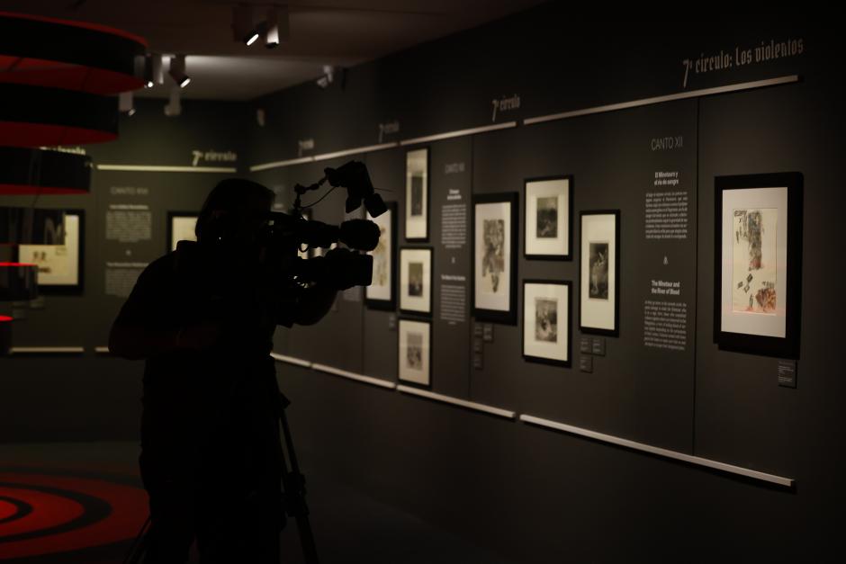 La muestra reúne las 76 xilografías que Doré creó en el siglo XIX junto a las 35 litografías offset realizadas por Rauschenberg en la década de 1960. Mientras Doré ofrece una representación solemne, dramática y monumental, marcada por la estética medievalista, Rauschenberg reinterpreta el universo dantesco desde una perspectiva contemporánea, fragmentada y experimental, convirtiendo el viaje por el Infierno en una reflexión sobre la sociedad de su propia época.