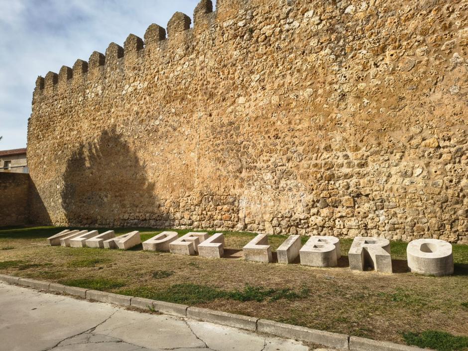 Letrero bajo la muralla de Urueña, en Valladolid, que indica que se trata de la Villa del Libro