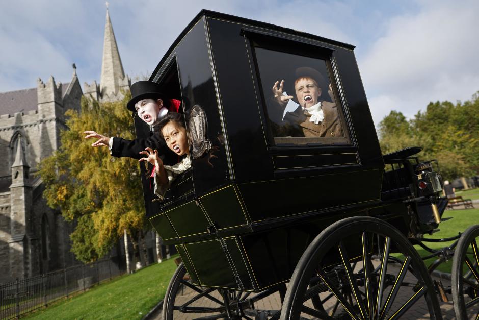 Niños participantes en el Festival Bram Stoker en Dublín