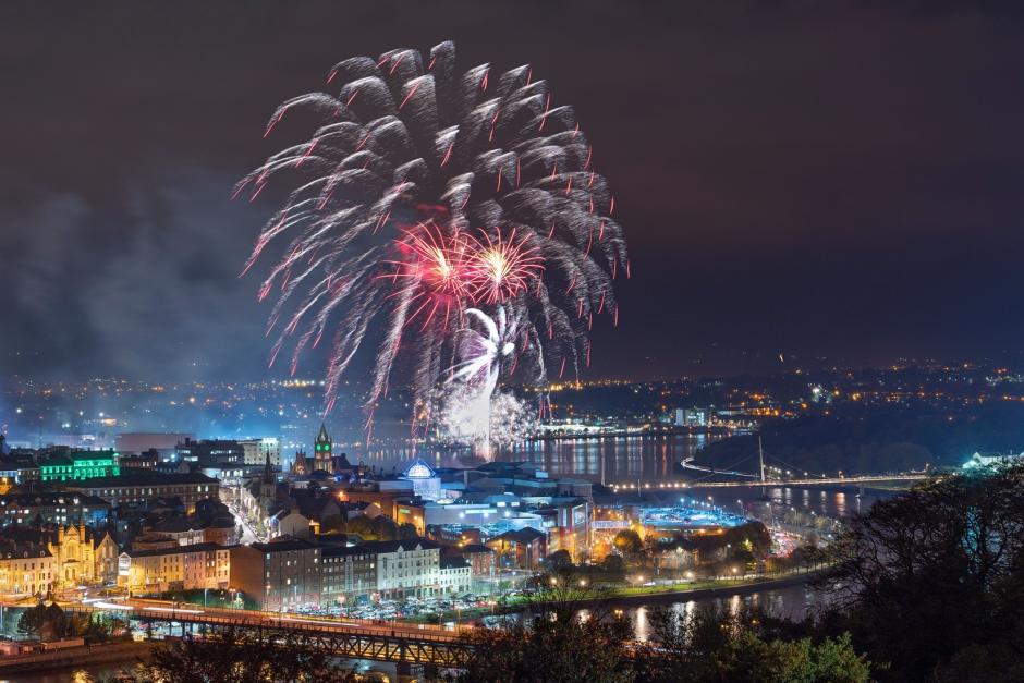 Fuegos artificiales sobre Derry-Londonderry, en Irlanda del Norte