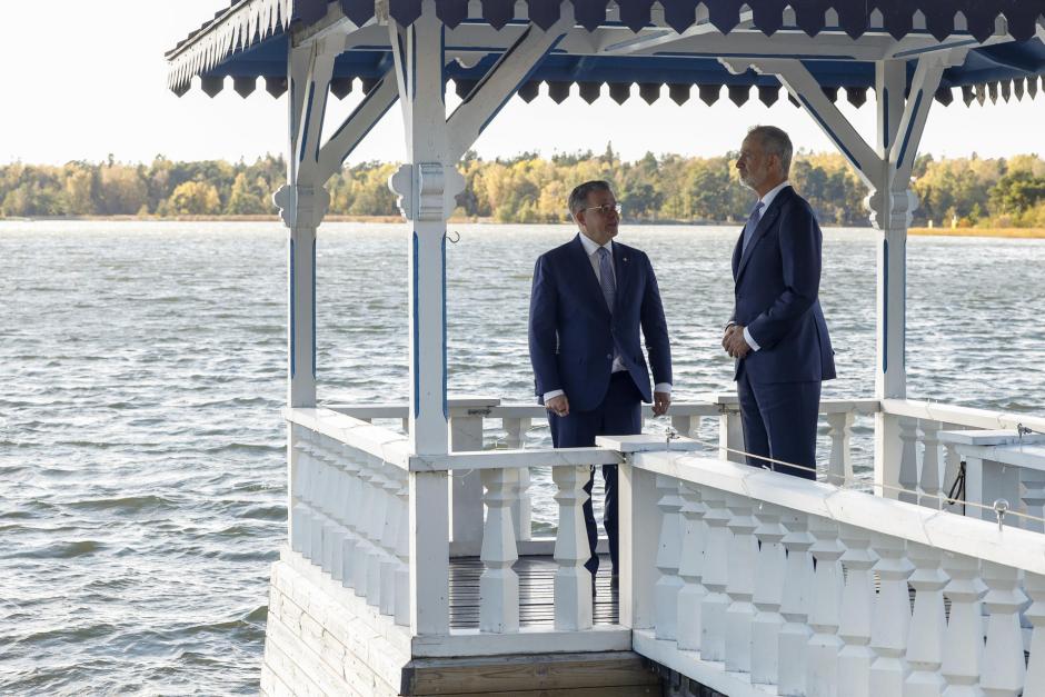 El Rey con el primer ministro de Finlandia, Petteri Orpo, en el jardín trasero de la residencia oficial en Helsinki