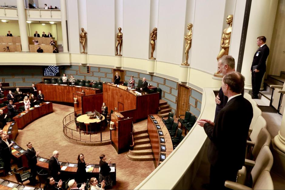 Don Felipe, en el Parlamento de Finlandia con el presidente de la Cámara, Jussi Halla-aho