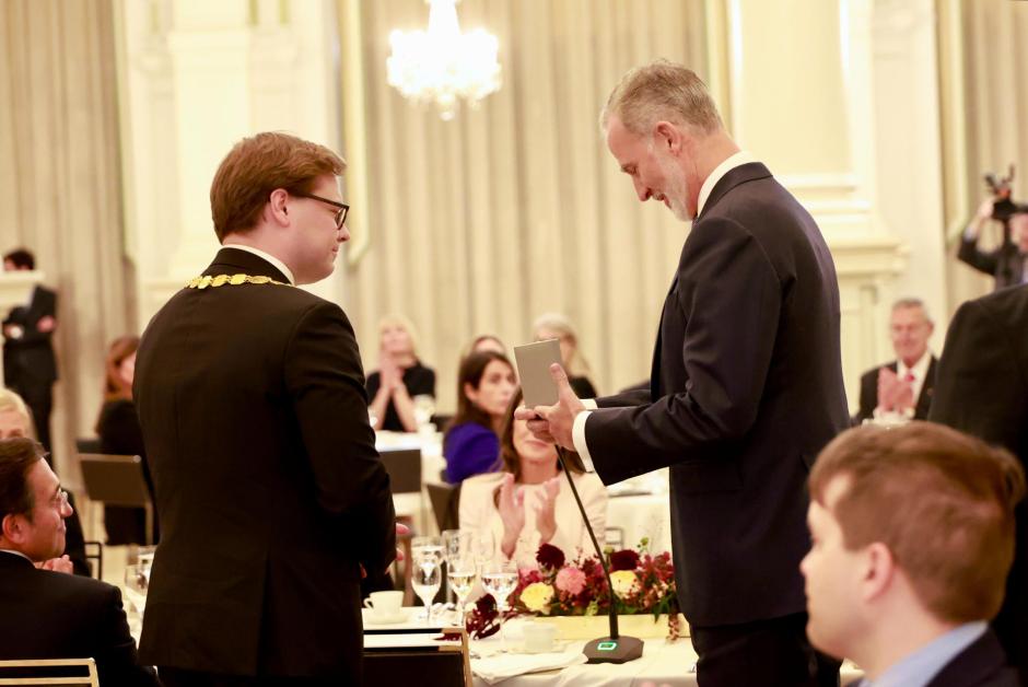 El alcalde de Helsinki entrega al Rey la Medalla de Oro de la ciudad