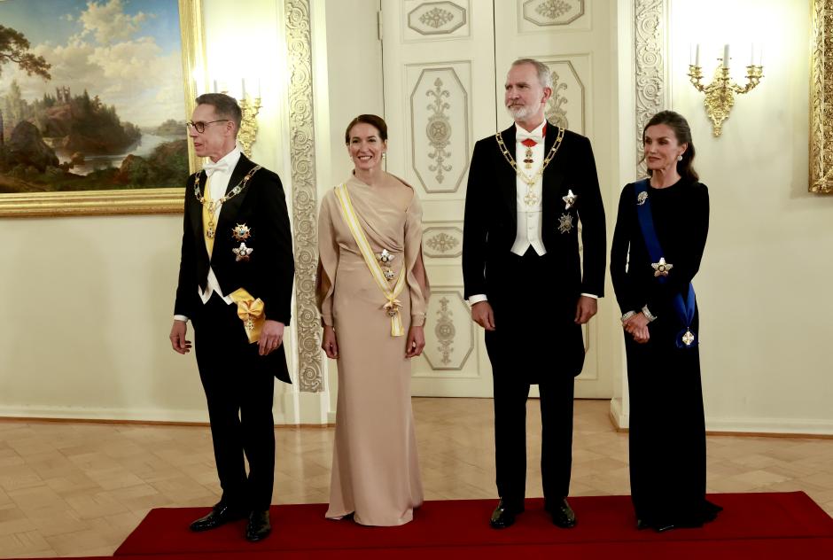 Los Reyes, el presidente de Finlandia y la primera dama, en la cena de gala de Helsinki