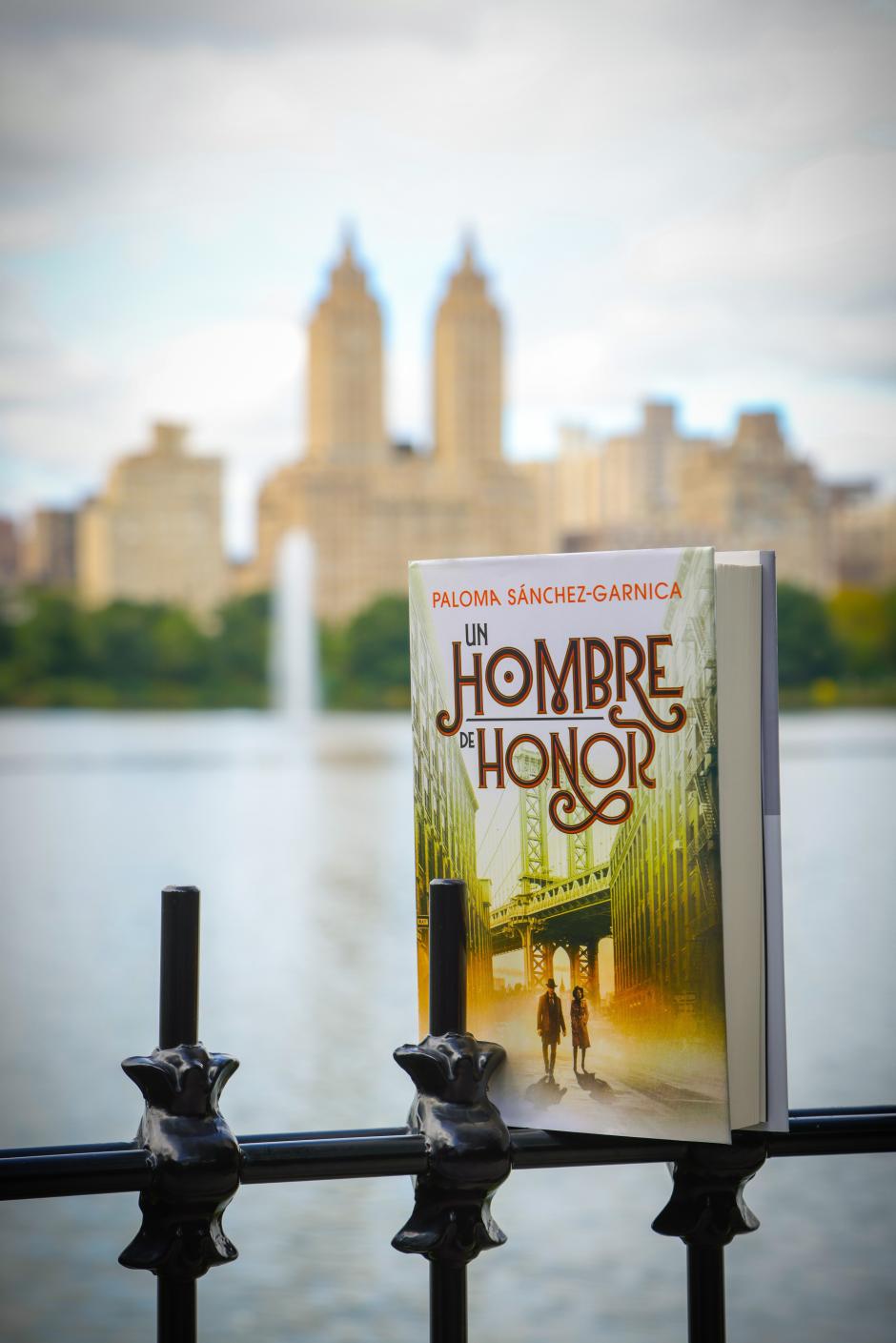 Portada del libro 'Un hombre de honor' con Nueva York de fondo