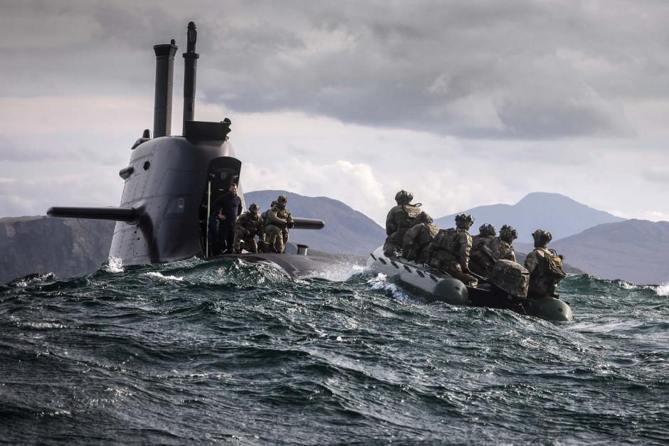Un comando británico de fuerzas especiales realizó una infiltración submarina y una inserción discreta de pequeñas embarcaciones hacia la zona objetivo