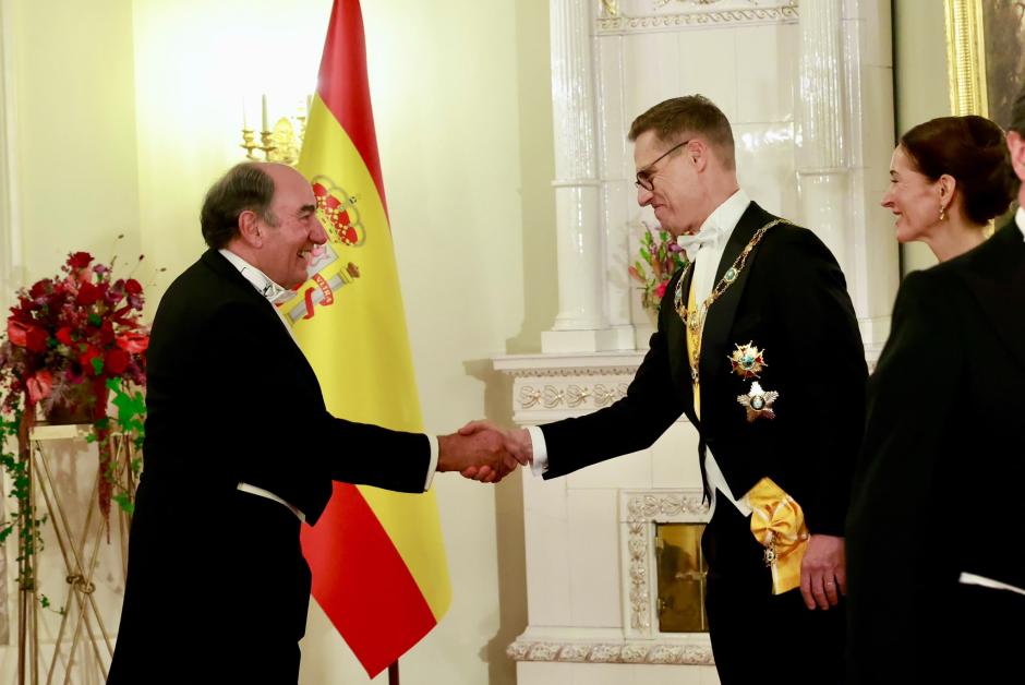 El presidente de Iberdrola saluda al presidente de Finlandia