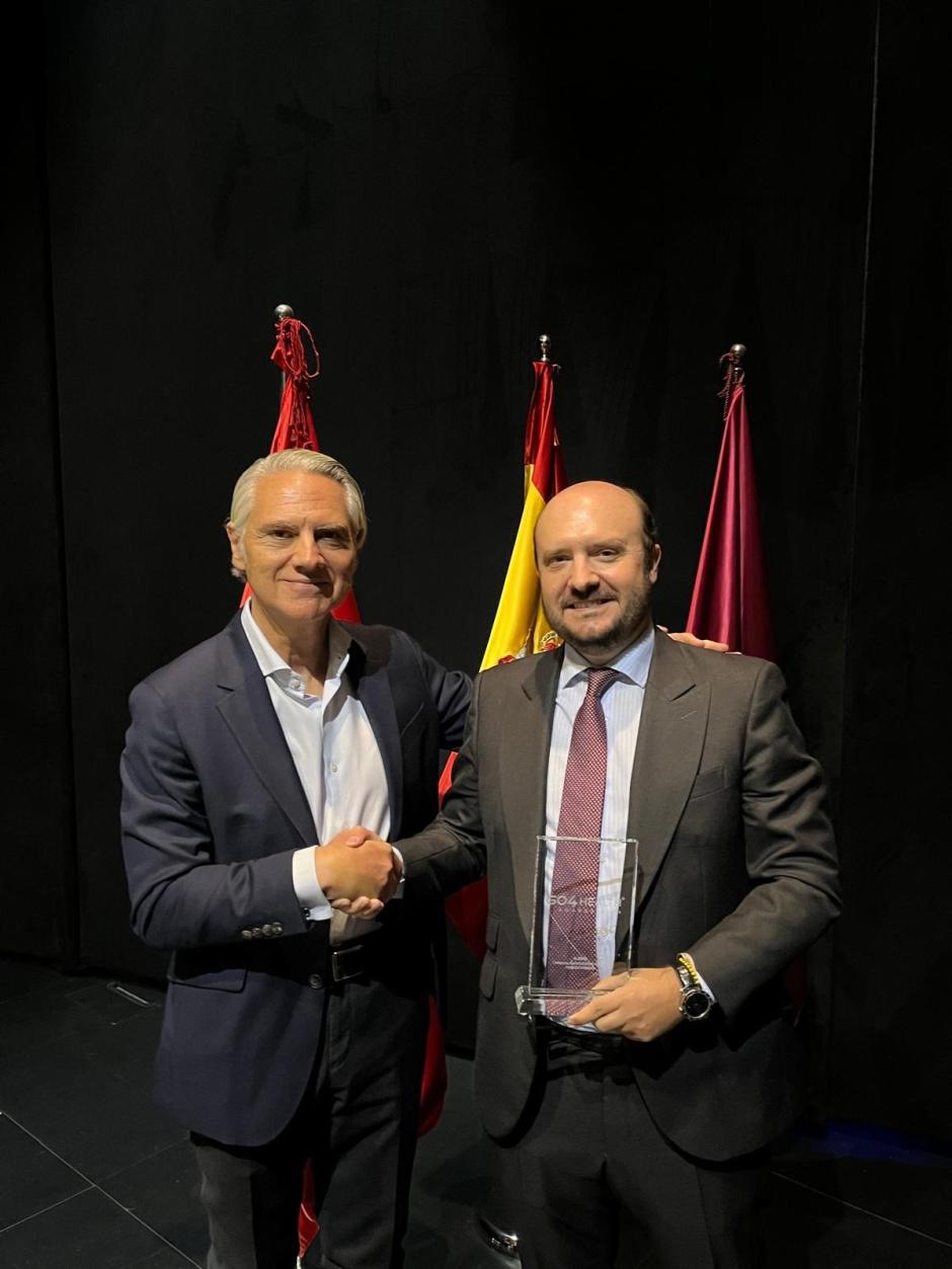 Enrique Paz con el premio (d)