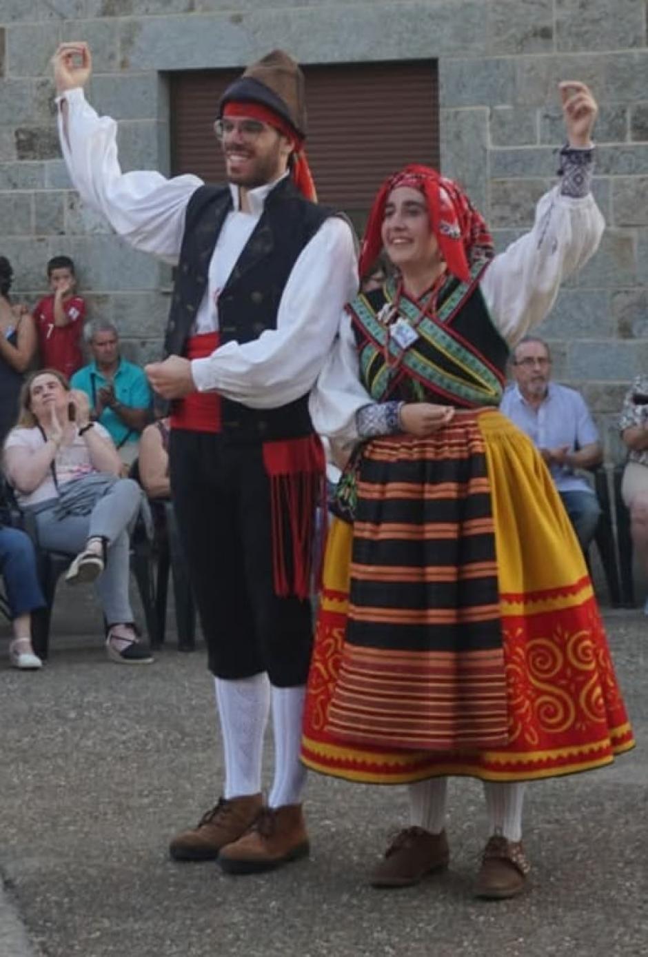 Cristian Román y Martina Miguel, miembros de la agrupación folclórica Manteos & Monteras