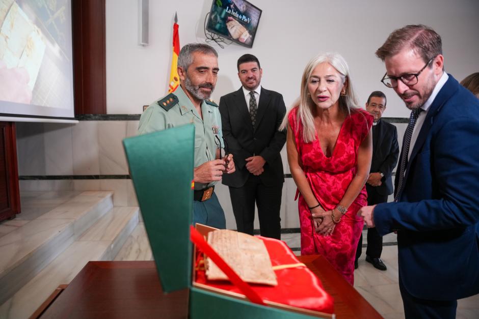 La consejera de Cultura, Patricia del Pozo, y el subdelegado del Gobierno
Francisco Toscano, durante la presentación de la bula papal