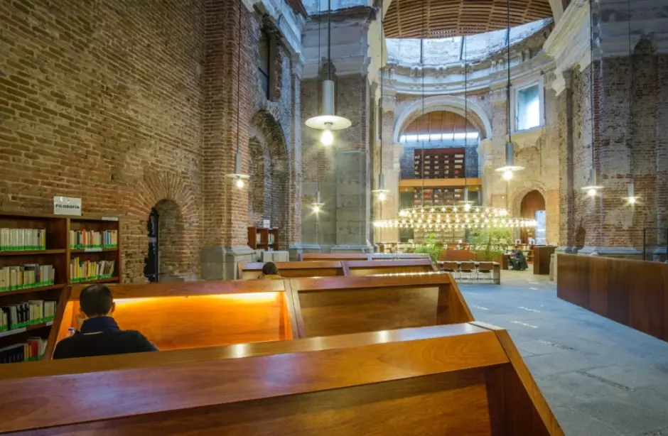 Biblioteca en el madrileño barrio de Lavapiés
