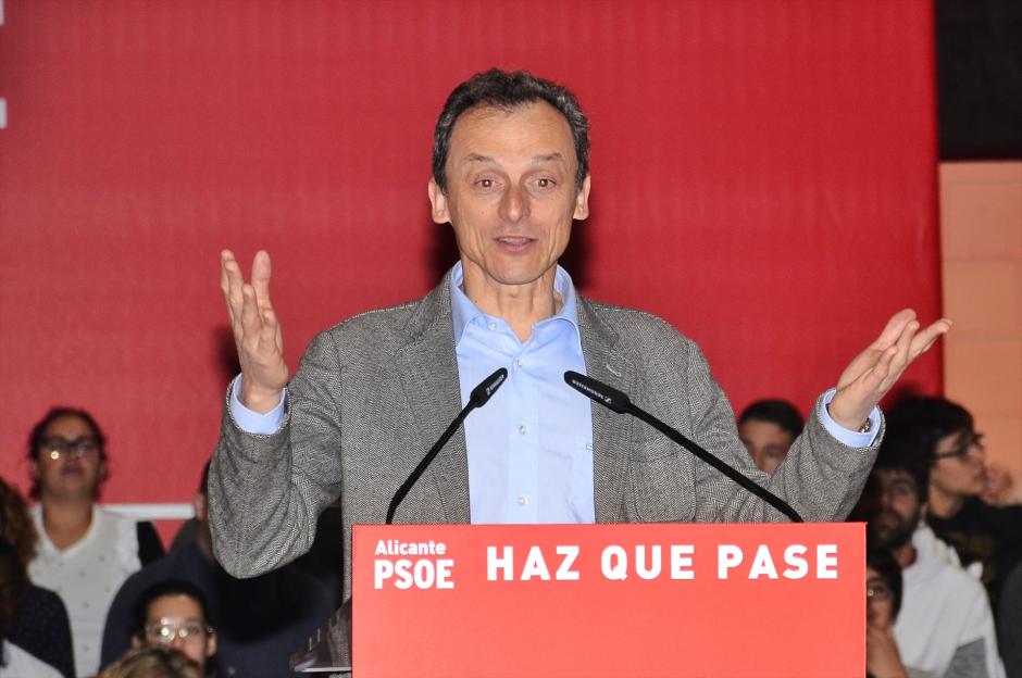 El astronauta Pedro Duque durante un mitin del PSOE en Alicante