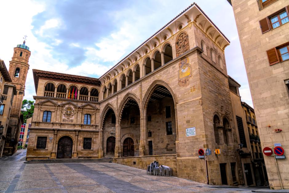 Plaza de España en el centro histórico de Alcañiz