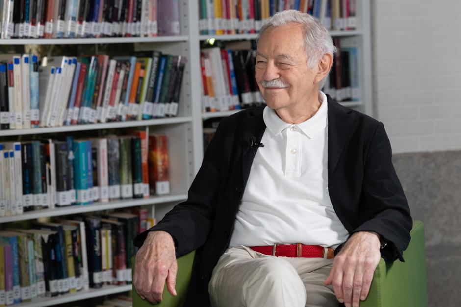 Eduardo Mendoza en Plano general