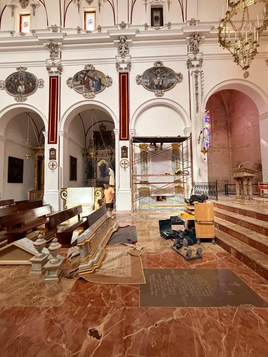El retablo se está instalando junto al presbiterio catedralicio