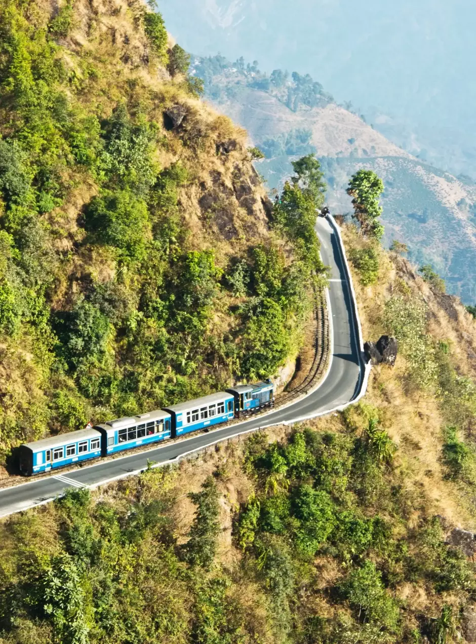 El 'Tren de juguete' de Darjeeling en las laderas del Himalaya