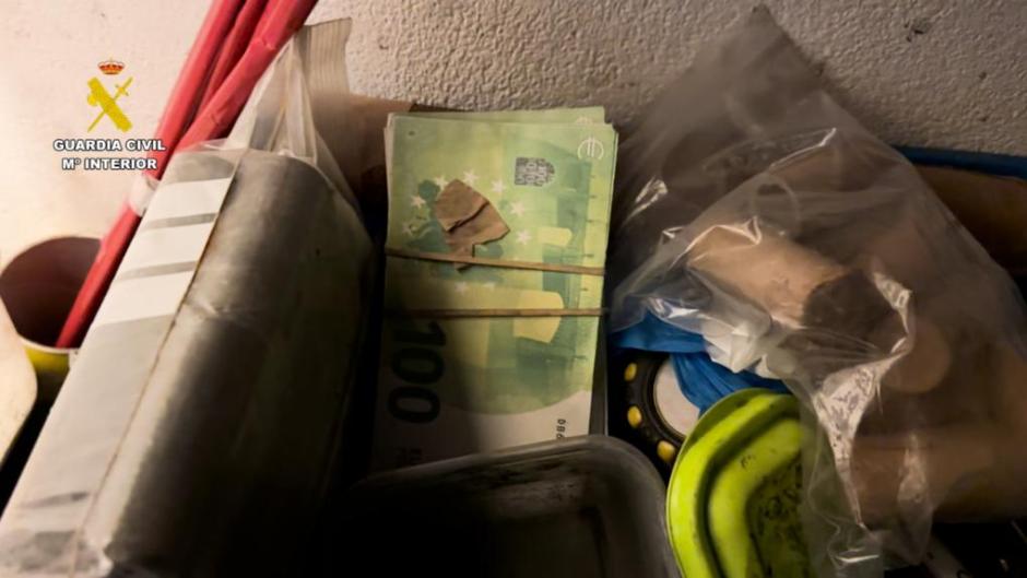 Dinero y otro material intervenido a un narco que poseía explosivos en Burgos