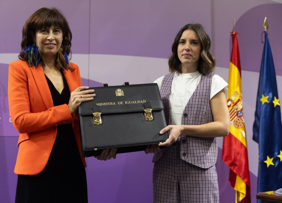 Ana Redondo e Irene Montero durante el traspaso de carteras que se produjo al inicio de la legislatura