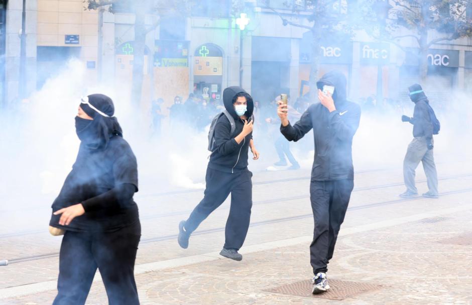 La Policía respondió a la violencia con botes de humo y gases lacrimógenos