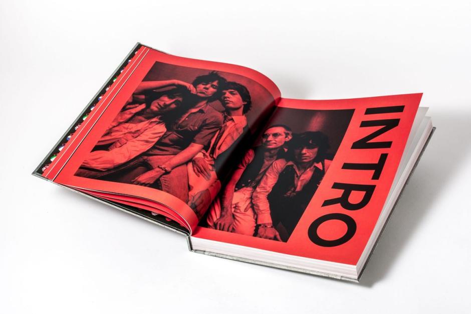 Más de seis décadas sobre los escenarios han convertido a The Rolling Stones en una de las bandas más longevas e influyentes de la historia del rock. Ahora, esa extraordinaria trayectoria en directo queda recogida en The Rolling Stones: On Tour (Libros Cúpula), un volumen autorizado que repasa la evolución de sus giras desde los pequeños locales de sus comienzos hasta los grandes estadios que han acogido sus espectáculos.
El libro lleva la firma de Paul Sexton, periodista musical que ha seguido de cerca la carrera del grupo durante más de 30 años y que ya había dedicado a Charlie Watts su obra Charlie’s Good Tonight. Su vida, su tiempo y los Rolling Stones. En esta ocasión, Sexton trabaja junto a la propia banda para reconstruir, de manera cronológica, la historia de sus actuaciones en directo, desde el Tour Británico de 1963 hasta el Hackney Diamonds Tour de 2024.
A lo largo de sus páginas, el lector puede seguir la transformación de los Stones: de jóvenes músicos apasionados por el blues que actuaban en pequeños escenarios británicos a convertirse en una maquinaria de directo capaz de llenar recintos de todo el planeta. El libro recorre las distintas etapas de esa evolución y muestra cómo la escala, la producción y el impacto cultural de sus conciertos fueron creciendo con el paso de los años.
Uno de los grandes atractivos de la publicación se encuentra en su apartado visual. El volumen reúne cientos de fotografías y documentos procedentes de los archivos de The Rolling Stones, incluidos carteles, entradas, pases de acceso, programas y otros recuerdos relacionados con sus giras. Muchos de estos materiales habían permanecido fuera del alcance del público y permiten reconstruir no solo lo que ocurría sobre el escenario, sino también el universo que rodeaba cada concierto.
El backstage ocupa asimismo un espacio destacado. Los documentos y objetos reunidos en el libro permiten asomarse a la parte menos conocida de las grandes giras de los Stones y descubrir cómo se construía, lejos de los focos, la enorme dimensión de unos espectáculos que terminaron trascendiendo el ámbito estrictamente musical.
Sexton completa este recorrido con testimonios de los propios protagonistas, reseñas publicadas durante las distintas épocas originales con Mick Jagger, Keith Richards, Ronnie Wood y Charlie Watts. El resultado combina la memoria de los integrantes del grupo con la perspectiva de periodistas y testigos que han acompañado su carrera durante décadas.
La relación de Paul Sexton con los Stones se remonta a sus primeros años como periodista musical. Comenzó a escribir sobre música en 1977 y desde entonces ha colaborado con cabeceras como The Sunday Times, The Times y Billboard, además de participar en documentales y programas de BBC Radio 2. Esa experiencia se refleja en un libro que pretende ofrecer algo más que una recopilación de conciertos: una historia de la banda contada a través de su evolución sobre los escenarios.
Con su combinación de fotografías, documentos de archivo, testimonios y material procedente de la propia banda, The Rolling Stones: On Tour ofrece una perspectiva privilegiada sobre una de las grandes historias del rock. Un recorrido pensado para los seguidores de los Stones, pero también para quienes quieran descubrir
Más de seis décadas sobre los escenarios han convertido a The Rolling Stones en una de las bandas más longevas e influyentes de la historia del rock. Ahora, esa extraordinaria trayectoria en directo queda recogida en The Rolling Stones: On Tour (Libros Cúpula), un volumen autorizado que repasa la evolución de sus giras desde los pequeños locales de sus comienzos hasta los grandes estadios que han acogido sus espectáculos.
El libro lleva la firma de Paul Sexton, periodista musical que ha seguido de cerca la carrera del grupo durante más de 30 años y que ya había dedicado a Charlie Watts su obra Charlie’s Good Tonight. Su vida, su tiempo y los Rolling Stones. En esta ocasión, Sexton trabaja junto a la propia banda para reconstruir, de manera cronológica, la historia de sus actuaciones en directo, desde el Tour Británico de 1963 hasta el Hackney Diamonds Tour de 2024.
A lo largo de sus páginas, el lector puede seguir la transformación de los Stones: de jóvenes músicos apasionados por el blues que actuaban en pequeños escenarios británicos a convertirse en una maquinaria de directo capaz de llenar recintos de todo el planeta. El libro recorre las distintas etapas de esa evolución y muestra cómo la escala, la producción y el impacto cultural de sus conciertos fueron creciendo con el paso de los años.
Uno de los grandes atractivos de la publicación se encuentra en su apartado visual. El volumen reúne cientos de fotografías y documentos procedentes de los archivos de The Rolling Stones, incluidos carteles, entradas, pases de acceso, programas y otros recuerdos relacionados con sus giras. Muchos de estos materiales habían permanecido fuera del alcance del público y permiten reconstruir no solo lo que ocurría sobre el escenario, sino también el universo que rodeaba cada concierto.
El backstage ocupa asimismo un espacio destacado. Los documentos y objetos reunidos en el libro permiten asomarse a la parte menos conocida de las grandes giras de los Stones y descubrir cómo se construía, lejos de los focos, la enorme dimensión de unos espectáculos que terminaron trascendiendo el ámbito estrictamente musical.
Sexton completa este recorrido con testimonios de los propios protagonistas, reseñas publicadas durante las distintas épocas originales con Mick Jagger, Keith Richards, Ronnie Wood y Charlie Watts. El resultado combina la memoria de los integrantes del grupo con la perspectiva de periodistas y testigos que han acompañado su carrera durante décadas.
La relación de Paul Sexton con los Stones se remonta a sus primeros años como periodista musical. Comenzó a escribir sobre música en 1977 y desde entonces ha colaborado con cabeceras como The Sunday Times, The Times y Billboard, además de participar en documentales y programas de BBC Radio 2. Esa experiencia se refleja en un libro que pretende ofrecer algo más que una recopilación de conciertos: una historia de la banda contada a través de su evolución sobre los escenarios.
Con su combinación de fotografías, documentos de archivo, testimonios y material procedente de la propia banda, The Rolling Stones: On Tour ofrece una perspectiva privilegiada sobre una de las grandes historias del rock. Un recorrido pensado para los seguidores de los Stones, pero también para quienes quieran descubrir

El libro, escrito por Paul Sexton y producido con la colaboración del grupo, reúne fotografías, documentos inéditos y testimonios de sus integrantes para reconstruir su trayectoria desde 1963 hasta 2024