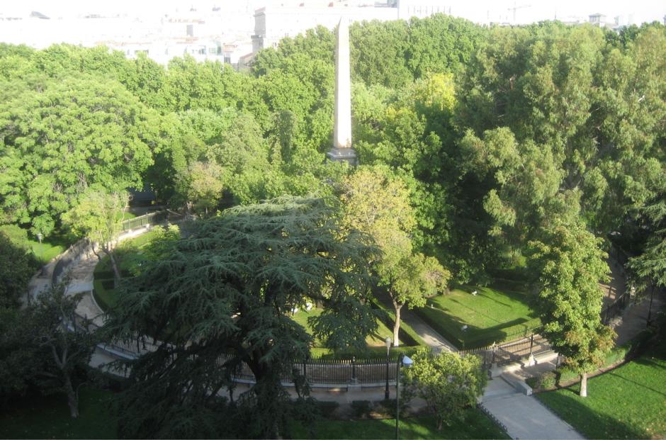 Vista panorámica de la Plaza de la Lealtad con el obelisco en el centro