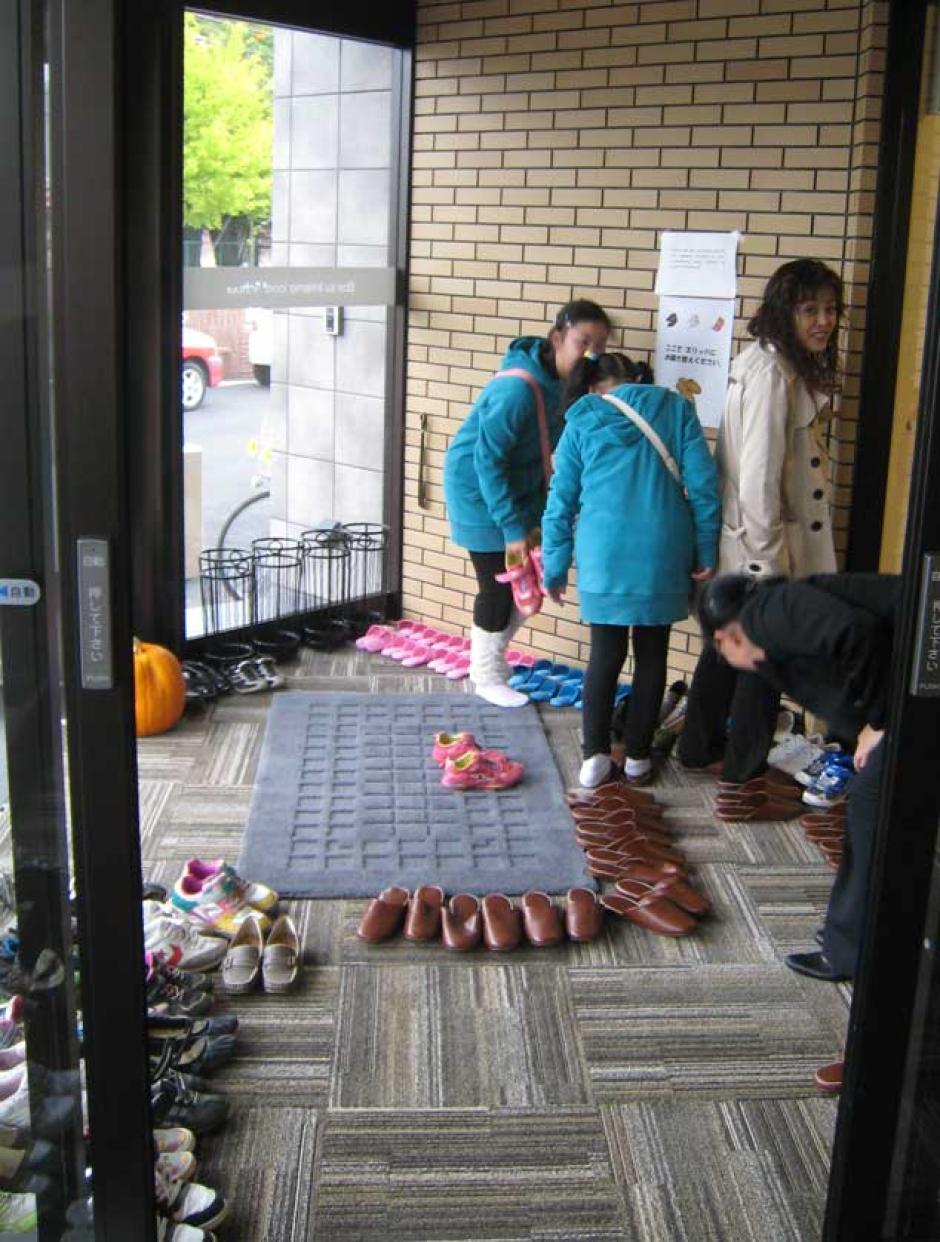 Genkan, la zona junto a la entrada de una casa japonesa donde cambiarse el calzado de calle.