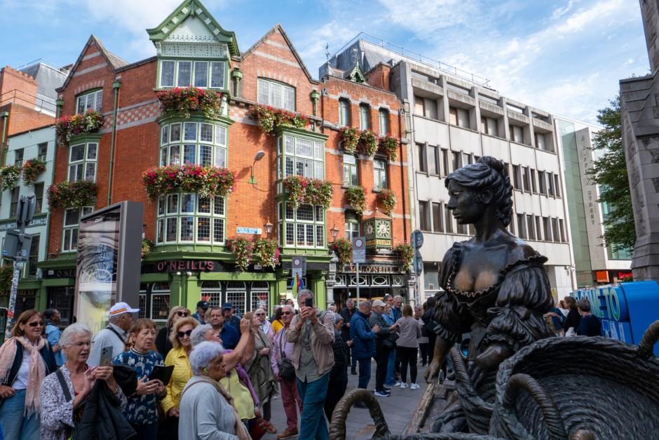 Turistas alrededor de la estatua de Molly Malone en el centro de Dublín (Irlanda)