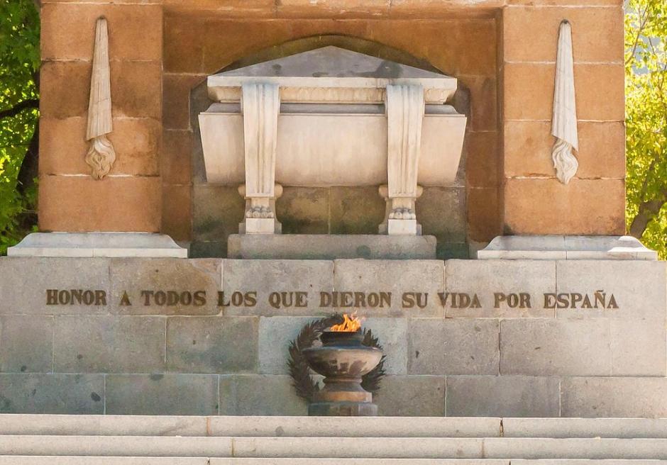 La llama encendida de manera permanente como homenaje