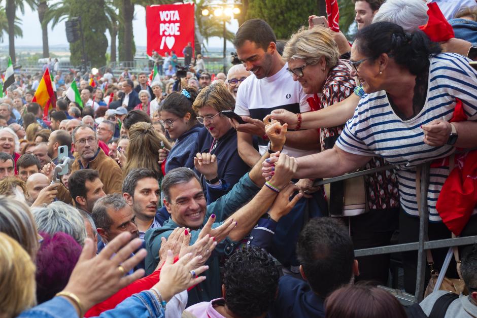 Las imágenes originales de los dos carteles de precampaña, que datan de 2023