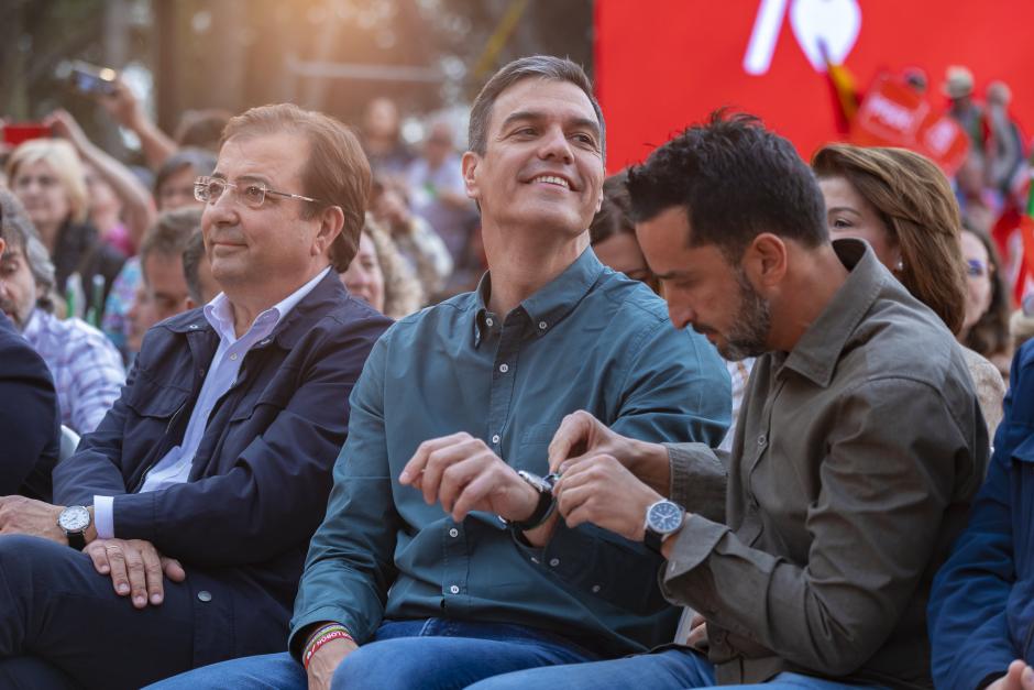 Momento en el Ricardo Cabezas coloca la pulsera a Sánchez (que luego se cambió de muñeca)