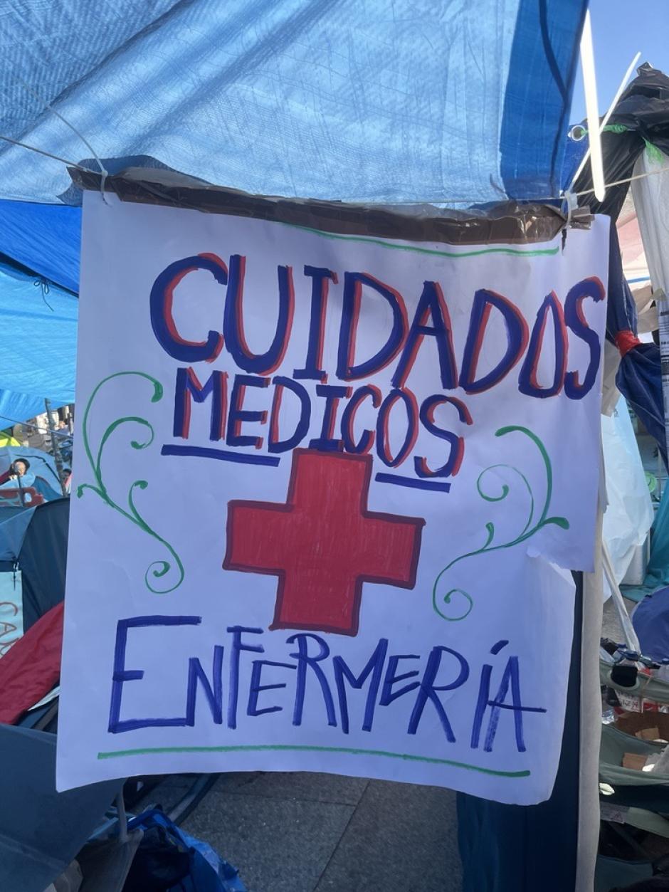 Cartel en la zona de cuidados médicos en la acampada de Sol