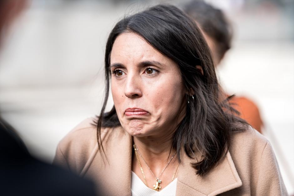 (Foto de ARCHIVO)
La secretaria general de Podemos, Irene Montero, atiende a los medios de comunicación, en la Plaza del Museo Nacional Reina Sofía, a 5 de octubre de 2026, en Madrid (España). Montero ha reaccionado al anuncio de Sánchez de adelantar las elecciones generales al próximo 29 de noviembre.

Diego Radamés / Europa Press
05/10/2026