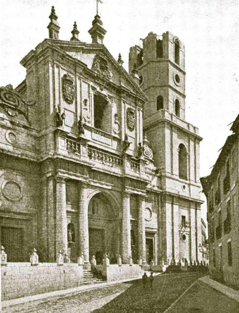 La torre en construcción, antes de 1890