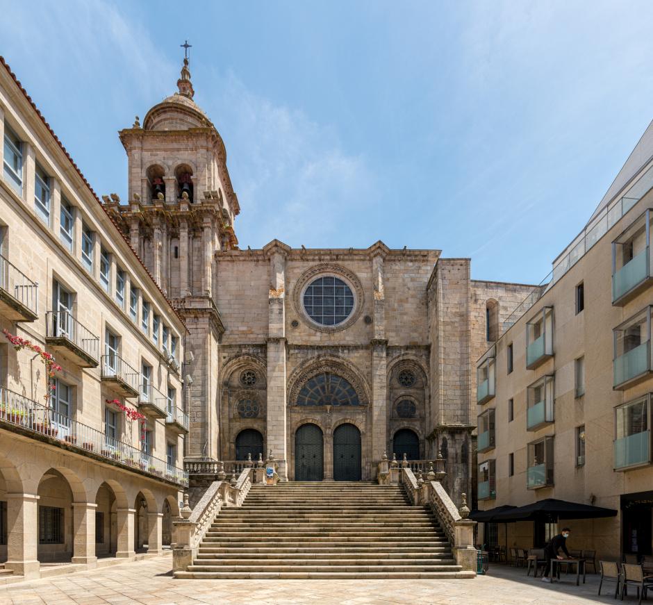 Fachada principal en el lado de poniente de la catedral